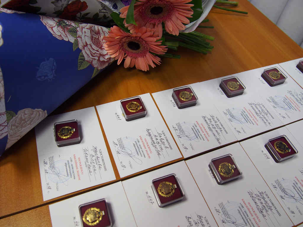 Торжественное вручение юбилейных знаков  «100-летие дополнительного образования России»