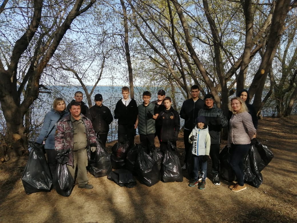 Жители Тракторозаводского района вышли на субботник и очистили береговую линию 
