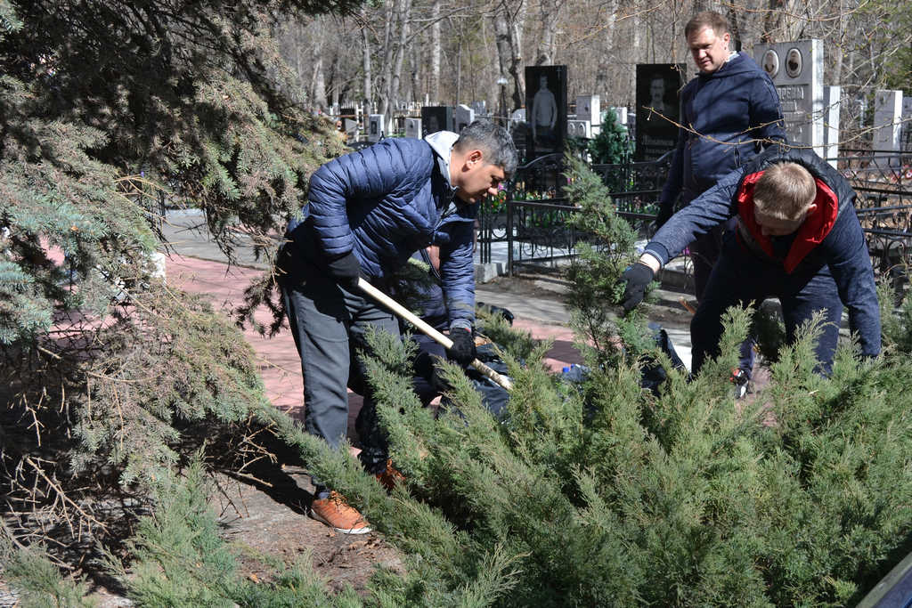 Роман Муратчин принял участие в субботнике на мемориальном комплексе