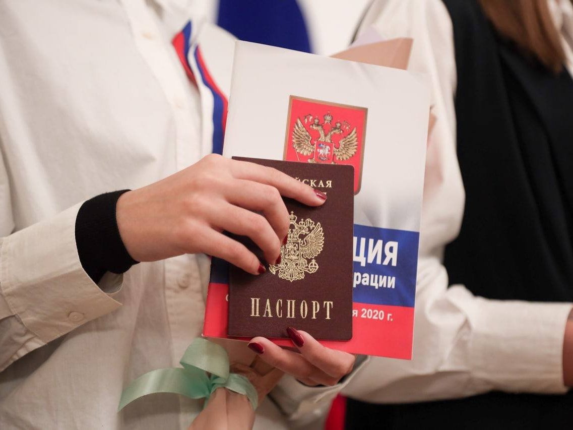 В Отделе полиции «Тракторозаводский» вручили паспорта юным жителям района