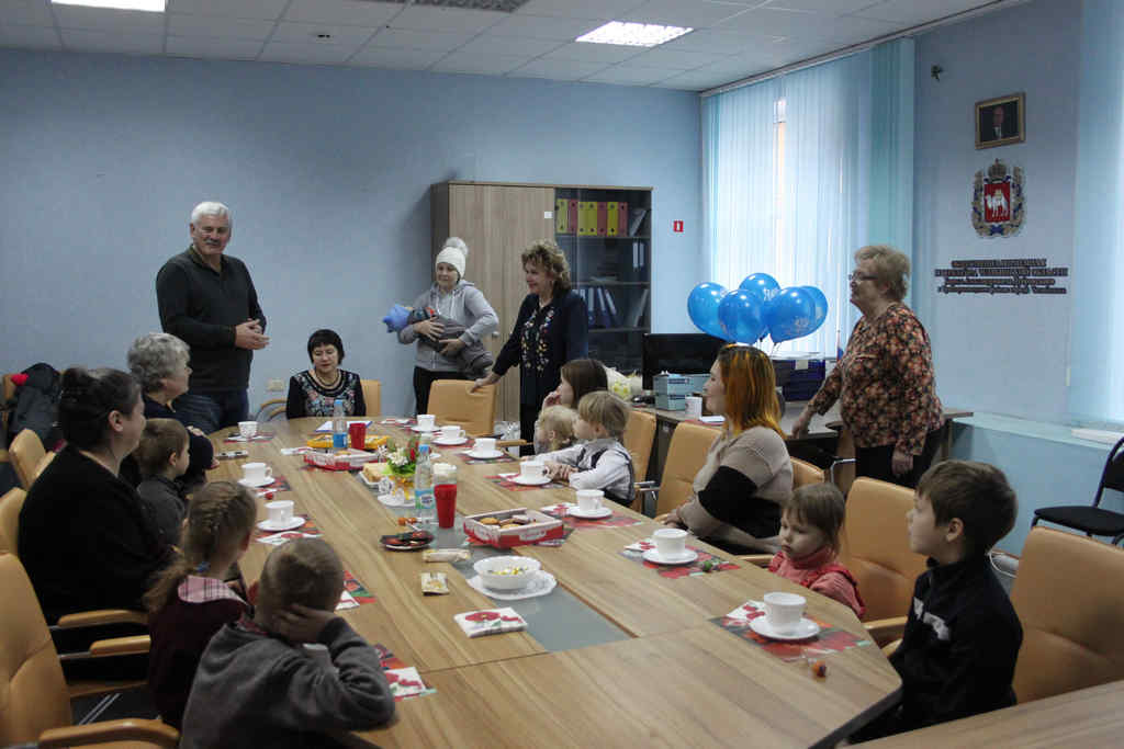 Владимир Шумаков поздравил жительниц своего округа с Днём Матери
