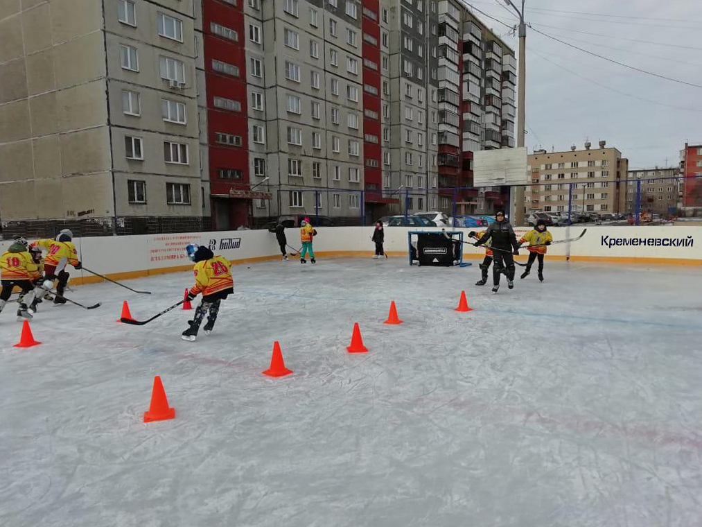 Депутат Валерий Кременевский решил вопрос с освещением хоккейного корта