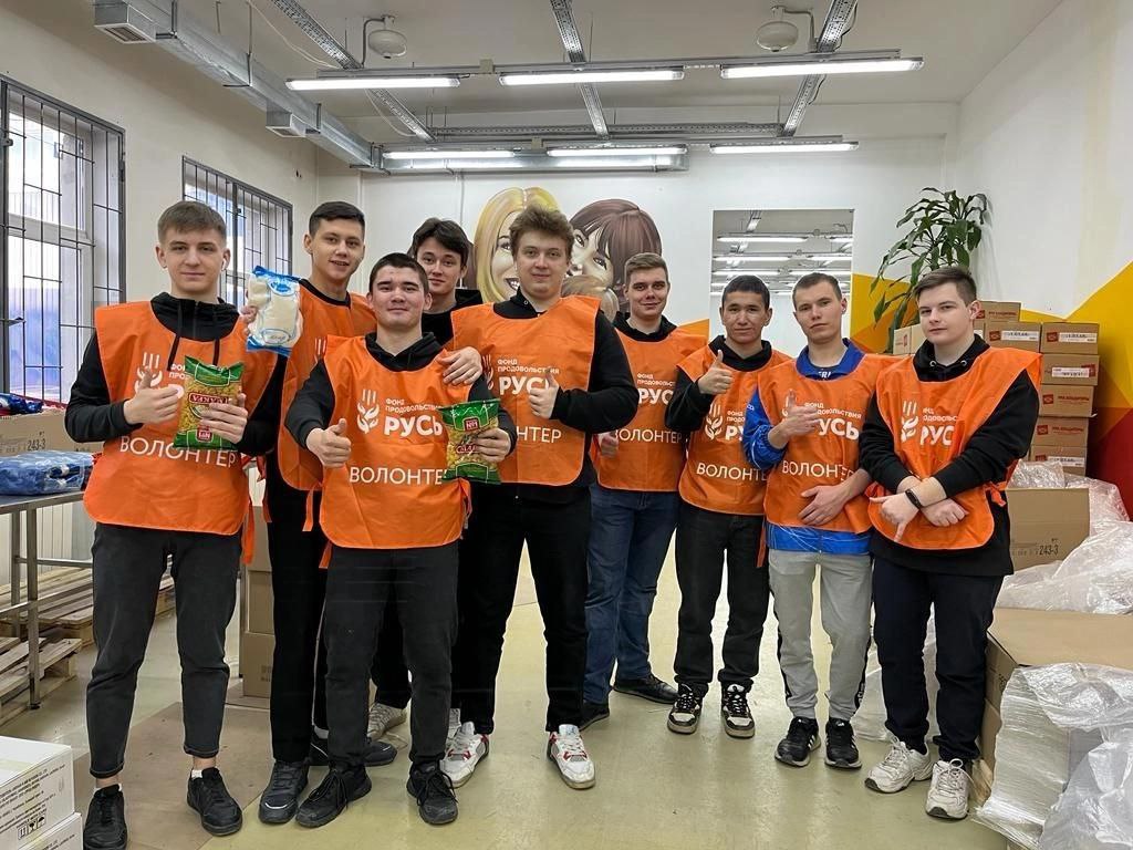 «Волонтёры ЧТЗ»  приняли участие в акции, направленной  на помощь многодетным и неполным семьям, одиноко проживающим пенсионерам.