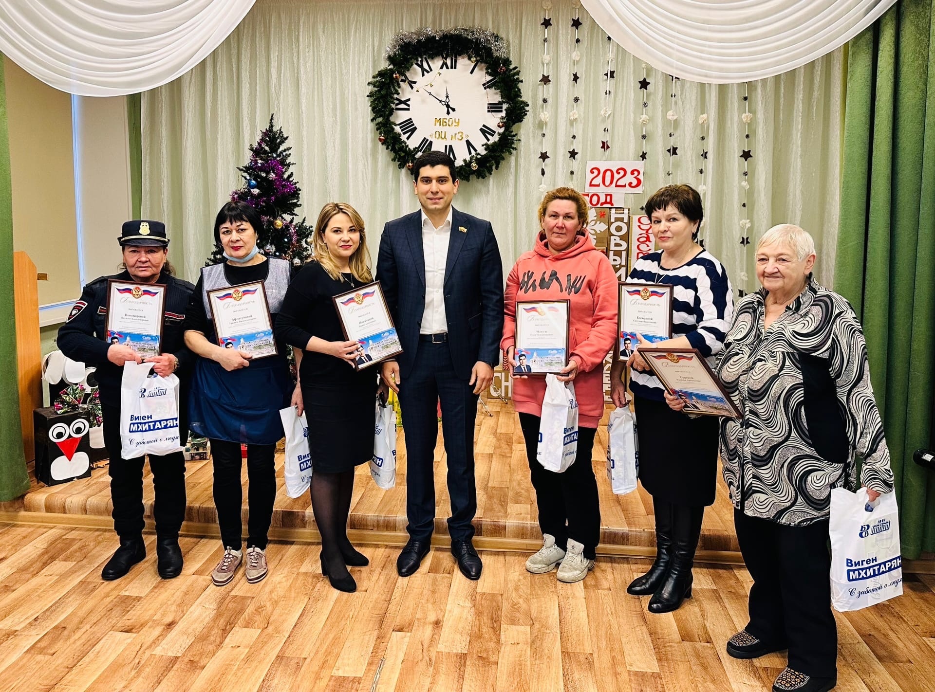 Виген Мхитарян поздравил работников Образовательного Центра № 3 и многодетные семьи района с наступающим Новым годом
