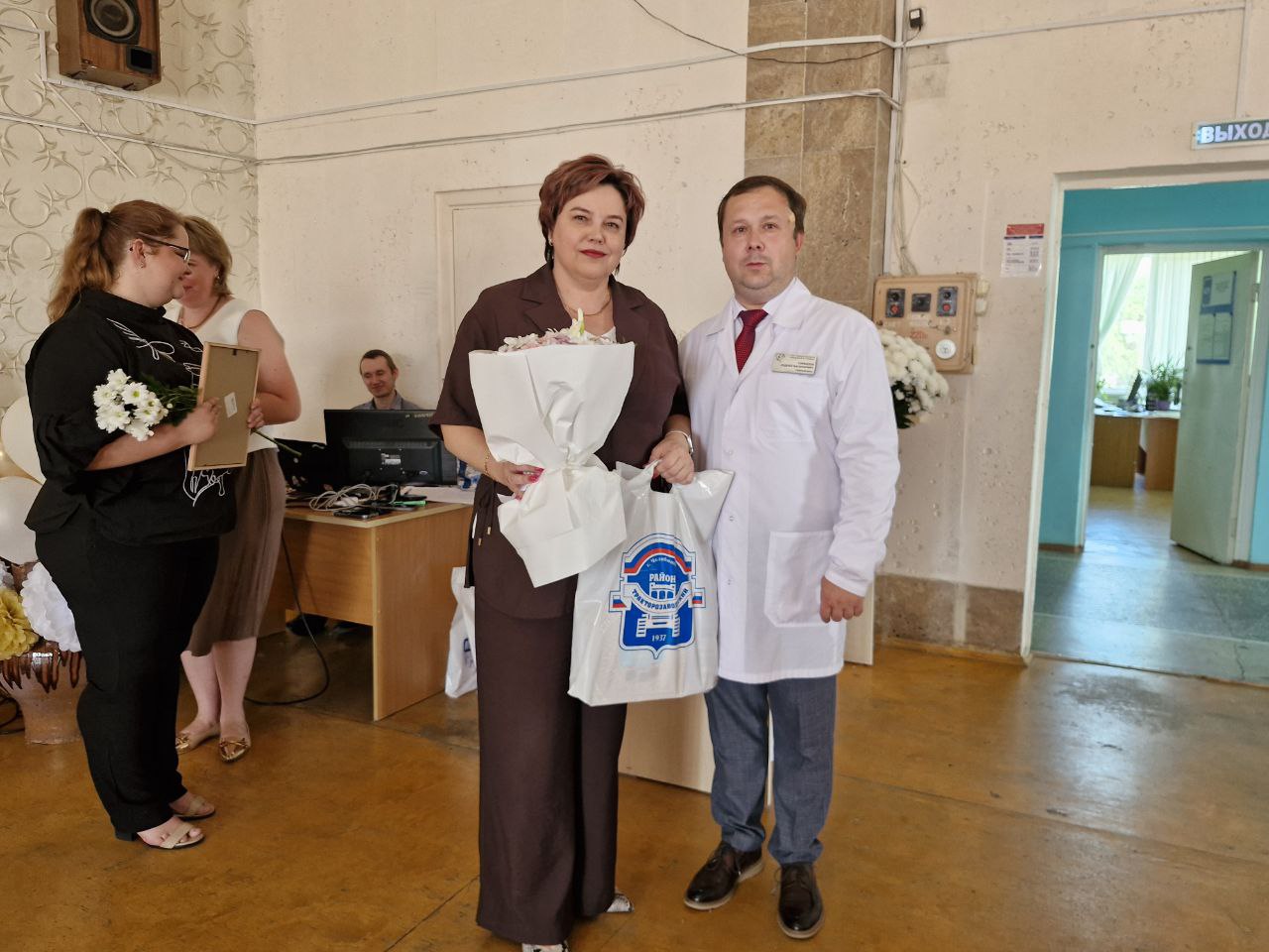лава Администрации Тракторозаводского района Татьяна Букреева поздравила руководство и коллектив ГАУЗ «Городская клиническая поликлиника № 8» г. Челябинска с днём медицинского работника.