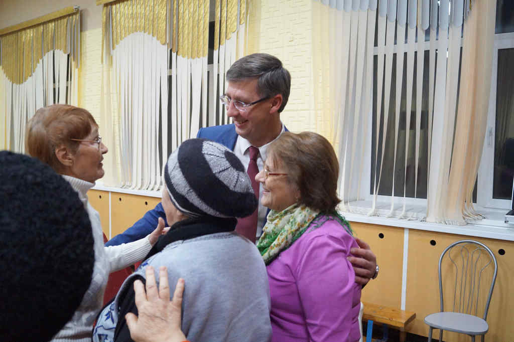 Александр Павлюченко поздравил женщин своего избирательного округа с Днем матери
