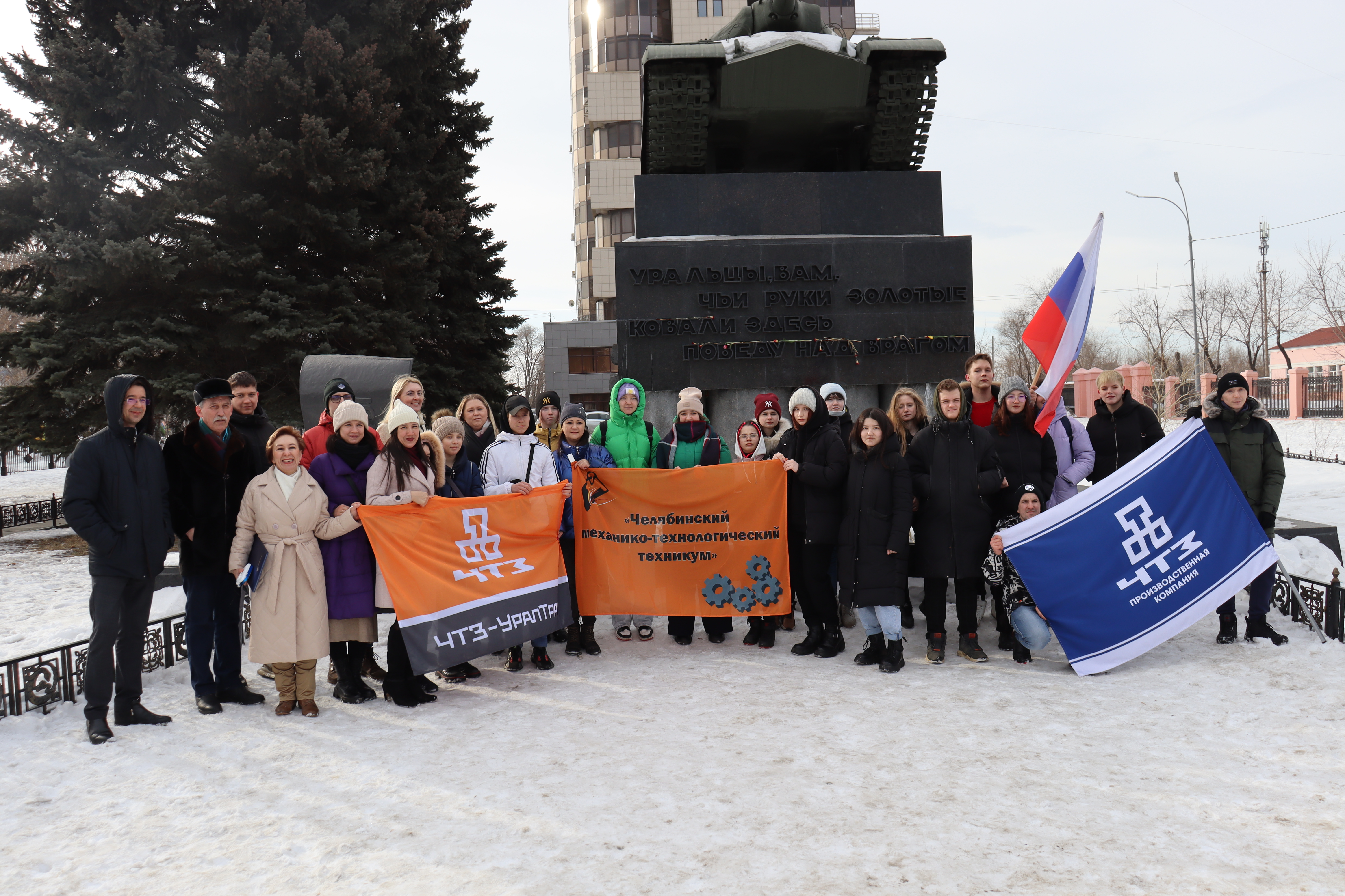 Тракторозаводцы возложили цветы к танку «ИС-3» на Комсомольской площади 