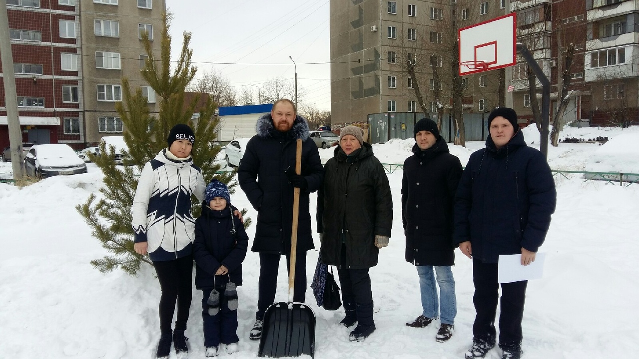 Подготовка к празднованию Нового Года во дворах!