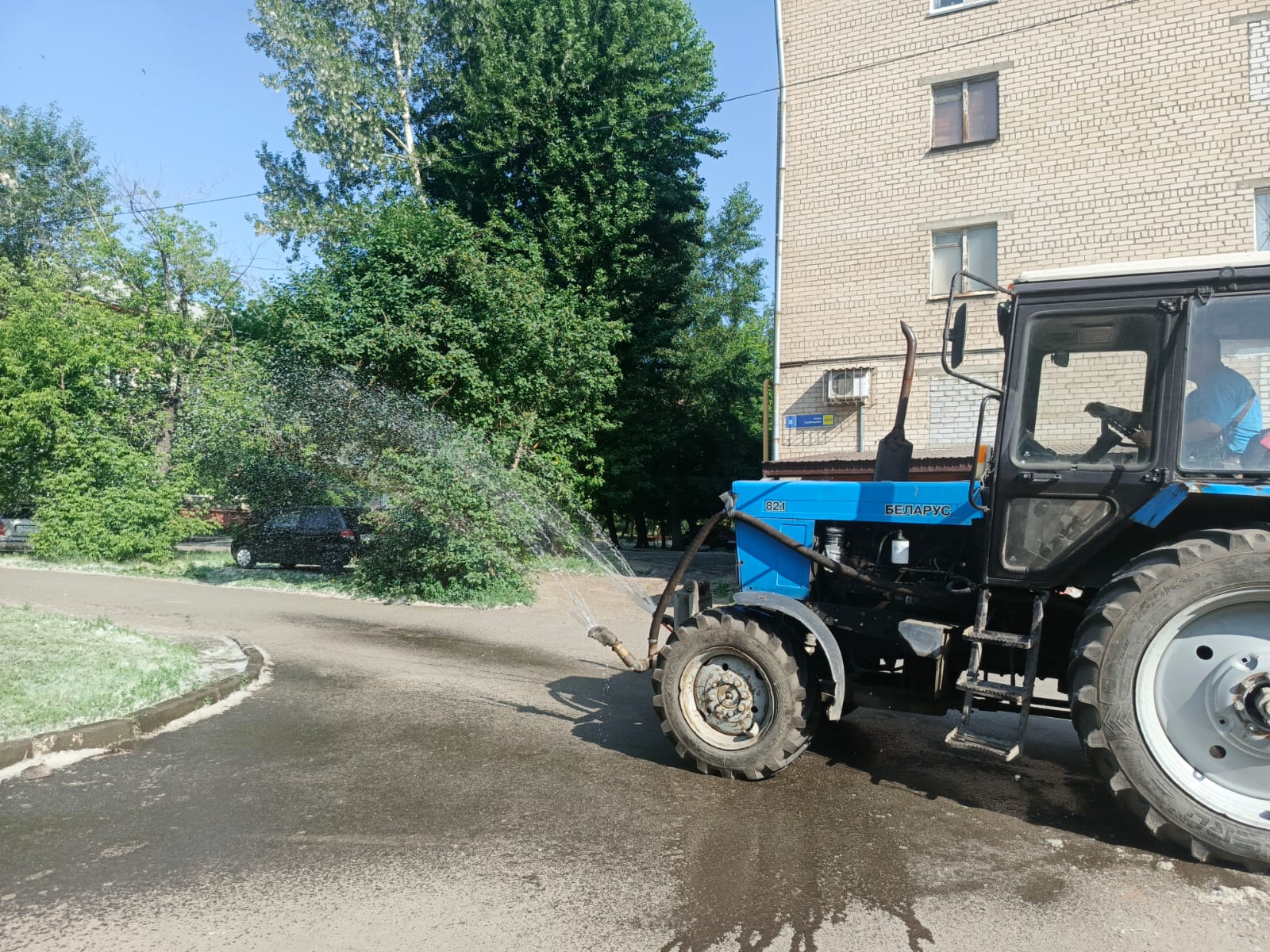 По поручению Главы города Челябинска Алексея Лошкина в районе усилен полив дорог и прилегающих территорий для минимизации последствий обильного цветения тополей.
