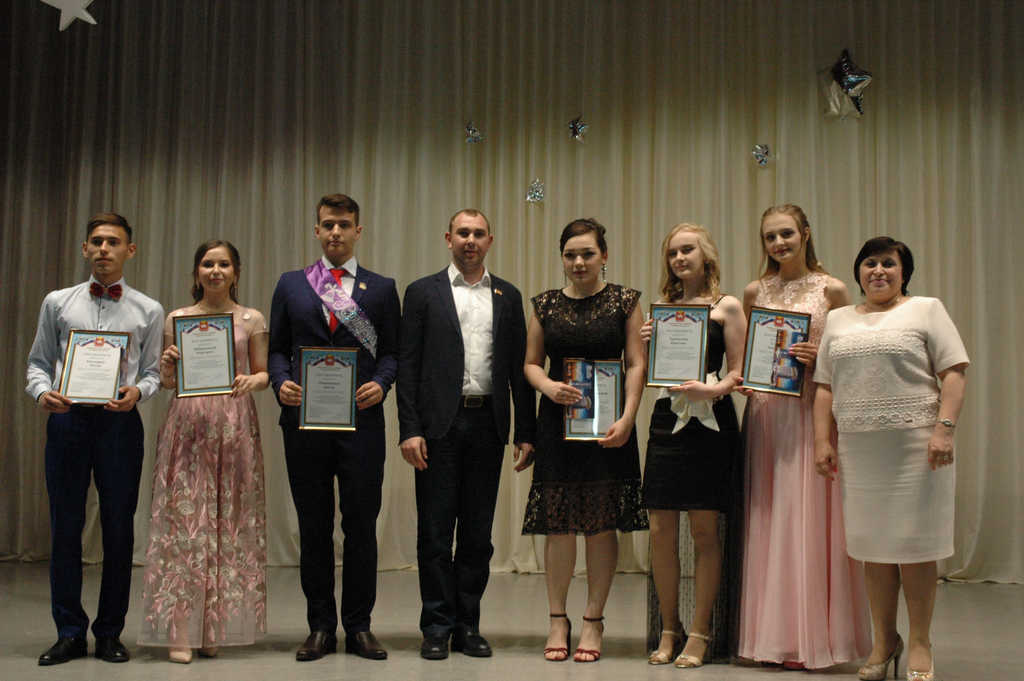 Депутаты-единороссы поздравили выпускников с окончанием школы
