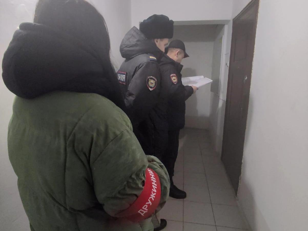Накануне рейдов дружинники получают инструктаж в районном отделении полиции 