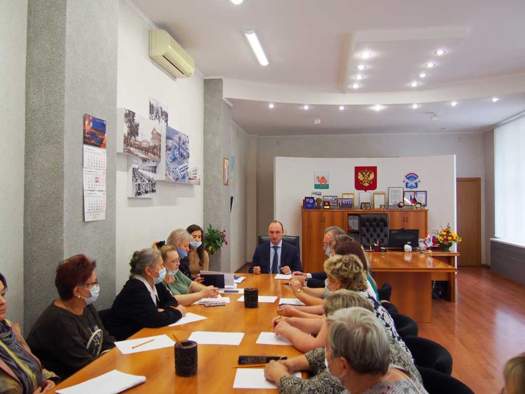 10 сентября 2020 года в администрации Тракторозаводского района состоялась рабочая встреча с лидерами территориального общественного самоуправления района