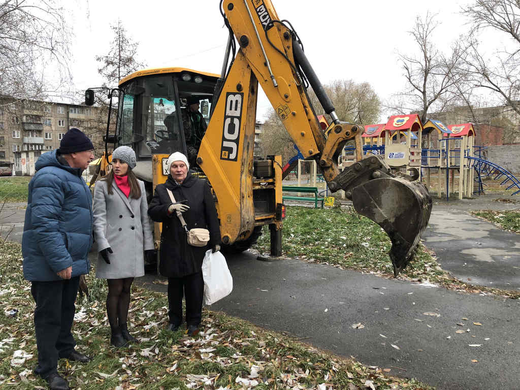 Завершается благоустройство дворовой территории дома №2 по улице Салютной В 2018 году по программе «Первоочередные мероприятия» приведен в хорошее состояние двор дома №2 по ул.Салютной