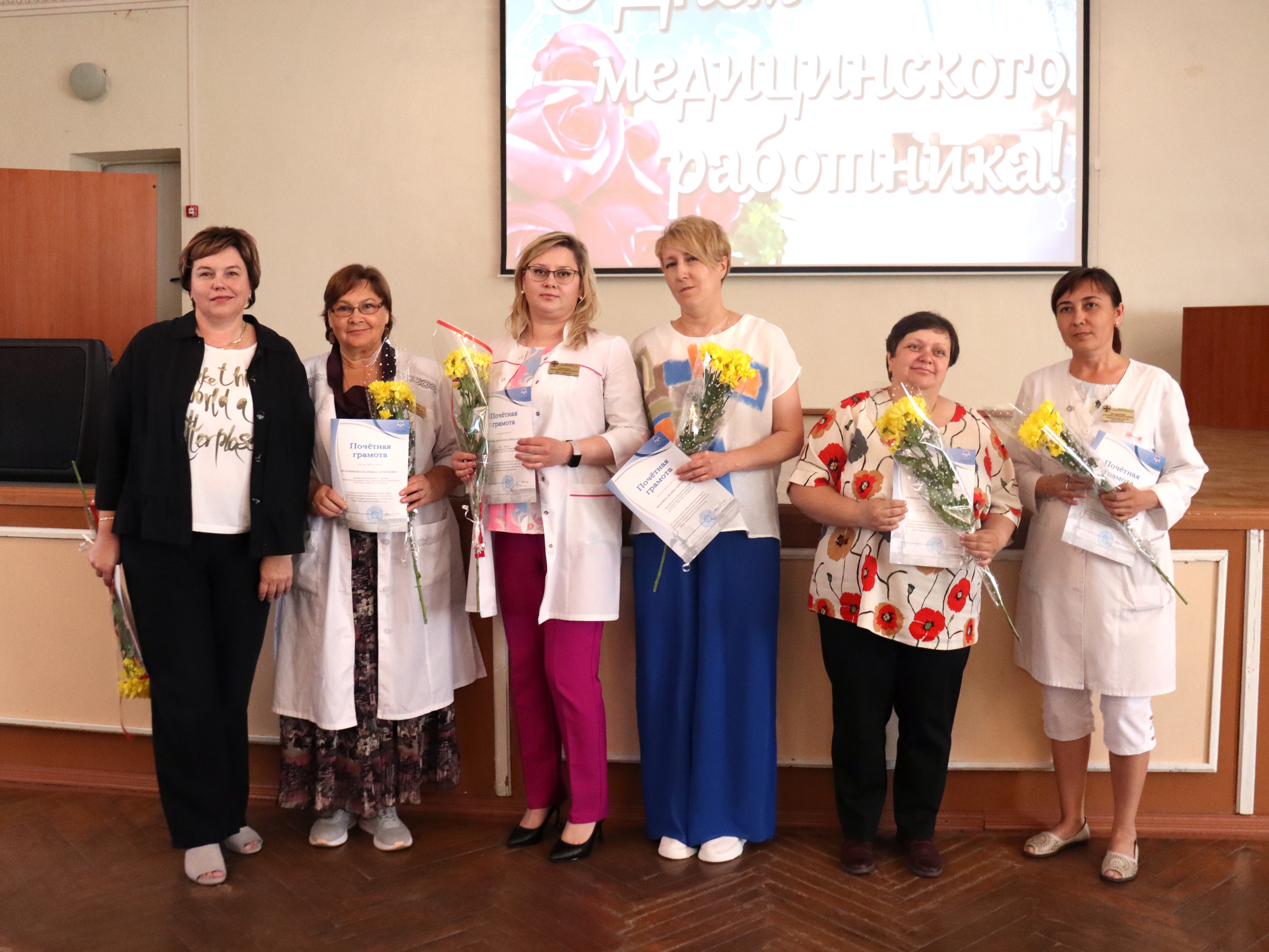 Тракторозаводских медицинских работников ГАУЗ ОЗП ГКБ №8 поздравили с профессиональным праздником