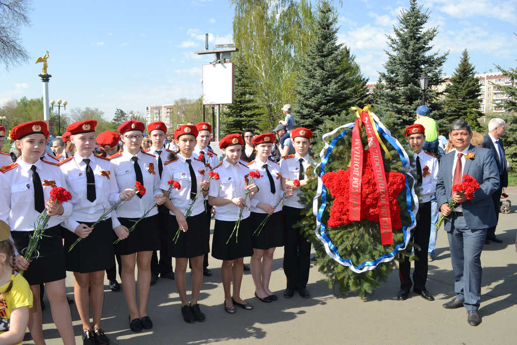 Возложение цветов в Саду Победы