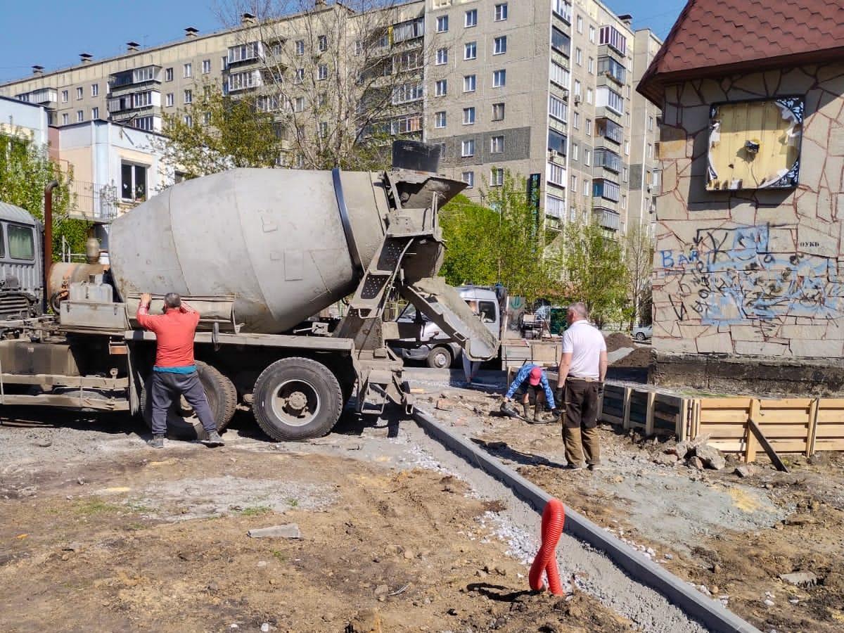 В Тракторозаводском районе продолжаются работы по благоустройству сквера на Южноуральской