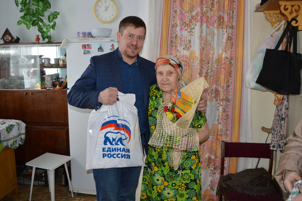 Депутат Семён Бронских поздравил с 90-летием  жительницу округа