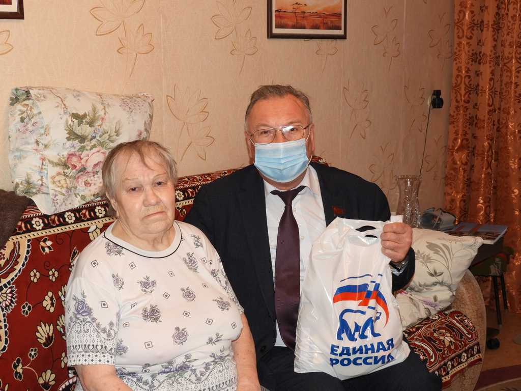 Ветераны Великой Отечественной войны получили новогодние подарки от партии «Единая Россия»