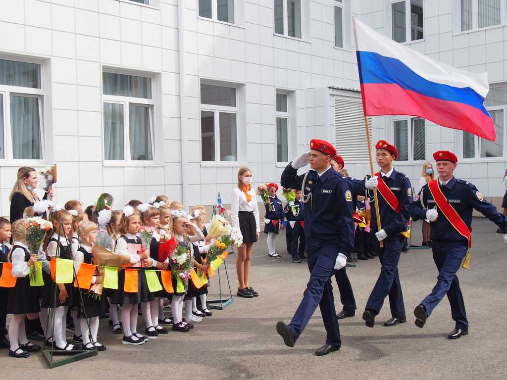 Исполняющий полномочия главы Тракторозаводского района Кузнецов Ю.В. принял участие в праздничной линейке в школе № 116