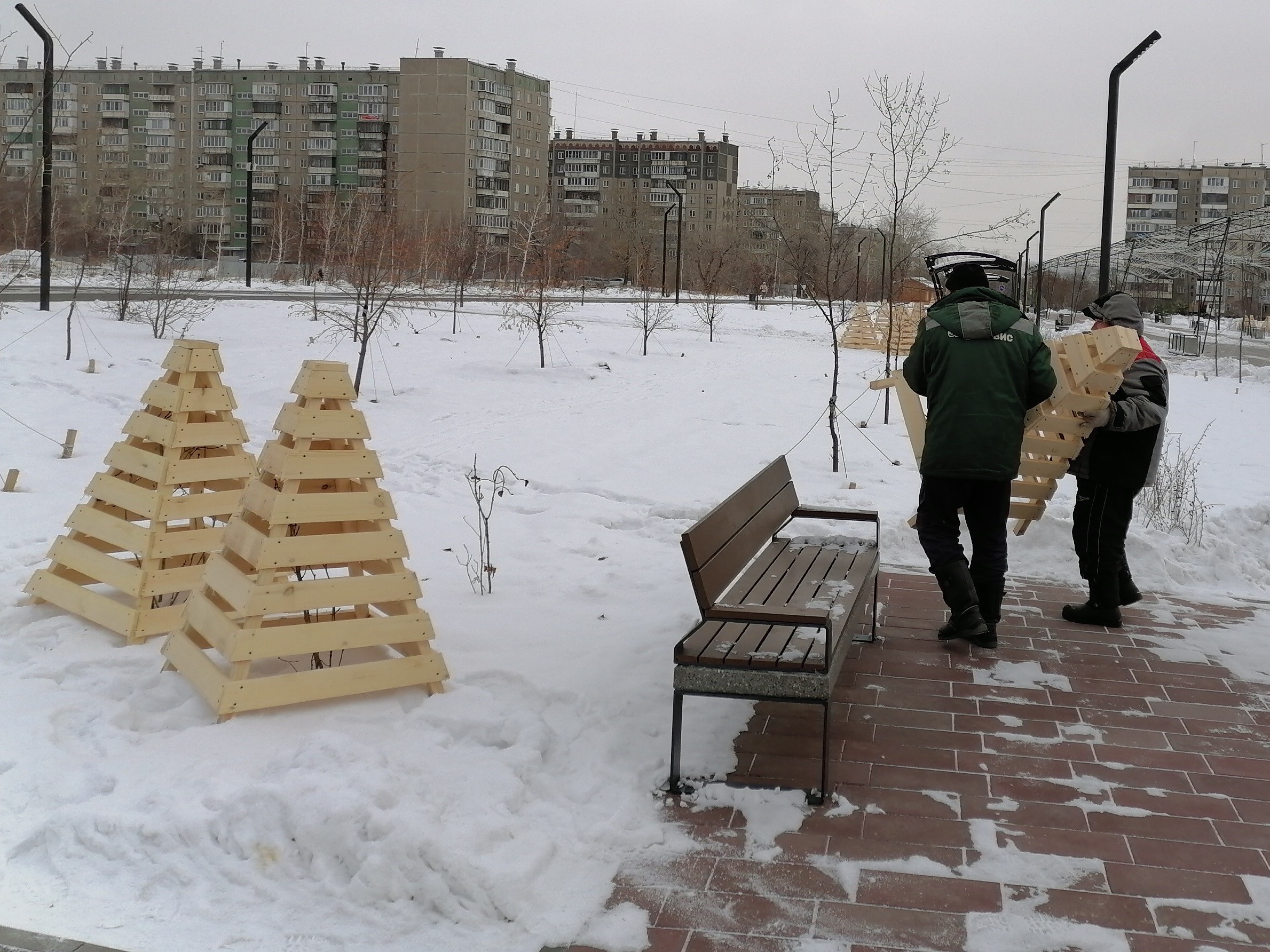 В Парке Дружбы от снега и морозов укрыли молодые кустарники и деревца