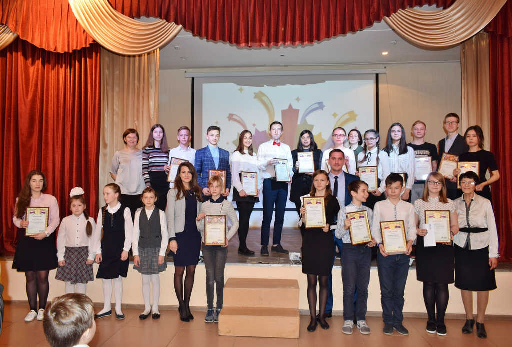 Учащимся 84 школы вручили грамоты от единоросса Михаила Видгофа  за успехи в учебе